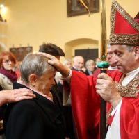 7. Udílení znamení křesťanské dospělosti – otec biskup Vlastimil Kročil