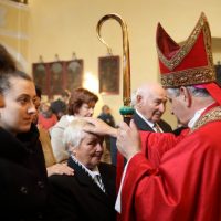 9. Udílení znamení křesťanské dospělosti – otec biskup Vlastimil Kročil