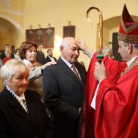 10. Udílení znamení křesťanské dospělosti – otec biskup Vlastimil Kročil