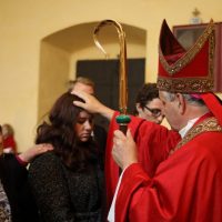 11. Udílení znamení křesťanské dospělosti – otec biskup Vlastimil Kročil