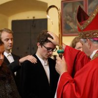 12. Udílení znamení křesťanské dospělosti – otec biskup Vlastimil Kročil