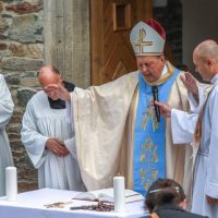 6. Žehnání kaple PM Bolestné – Mons. Pavel Posád, Mons. Zdenek Wasserbauer.