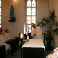 1. Mše svatá v rodném domě J.N.N v areálu Hospice