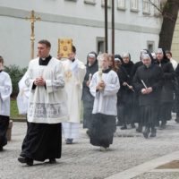 12. Mše svatá a setkání řeholníků s biskupy v katedrále Sv. Mikuláše