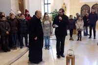 Z katedrály si lidé odnášejí Betlémské světlo