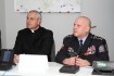 Biskup Vlastimil Kročil při návštěvě integrovaného operačního střediska jihočeské policie