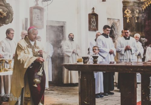 Posvěcení nového oltáře v děkanském kostele sv. Václava 2