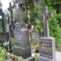 2. Původní fotky biskupské hrobky a kněžských hrobů