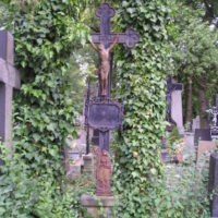 7. Původní fotky biskupské hrobky a kněžských hrobů