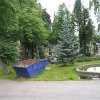 8. Původní fotky biskupské hrobky a kněžských hrobů