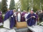 Na hřbitov sv. Otýlie se vrátily ostatky čtyř českobudějovických biskupů