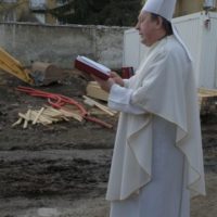 7. Fotografie z posvěcení základního kámene domu pro nemocné Alzheimerovou chorobou