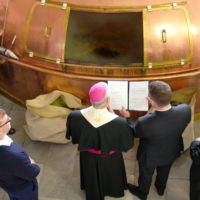 Žehnání zvláštní várky piva pro charitu