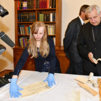 15. Vyjmutí a otevření časové schránky z Bílé věže