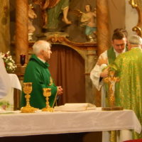 12. Mše svatá a setkání s biskupem Vlastimilem Kročilem v Petrovicích