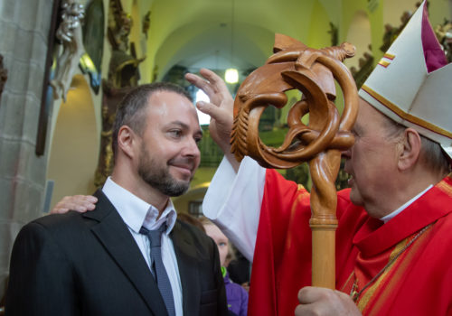 Udílení biřmování v Pelhřimově 1