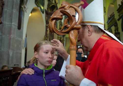Udílení biřmování v Pelhřimově 2