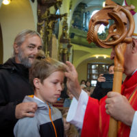 7. Udílení biřmování v Pelhřimově