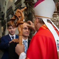 8. Udílení biřmování v Pelhřimově