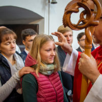 Udílení biřmování v Pelhřimově