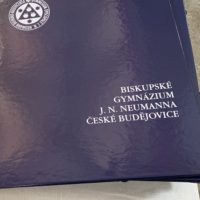 Otec biskup předával maturitní vysvědčení Bigy