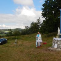 1. HORAŽĎOVICE: žehnání nového kříže se sochou Panny Marie