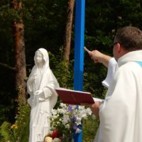 2. HORAŽĎOVICE: žehnání nového kříže se sochou Panny Marie