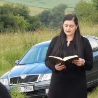 4. HORAŽĎOVICE: žehnání nového kříže se sochou Panny Marie