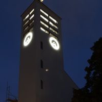 18. PRVNÍ ROZSVÍCENÍ VĚŽE A VĚŽNÍCH HODIN NA KOSTELE SV. VOJTĚCHA V Č. BUDĚJOVICÍCH