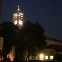 19. PRVNÍ ROZSVÍCENÍ VĚŽE A VĚŽNÍCH HODIN NA KOSTELE SV. VOJTĚCHA V Č. BUDĚJOVICÍCH