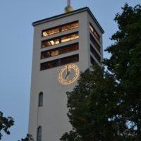 11. PRVNÍ ROZSVÍCENÍ VĚŽE A VĚŽNÍCH HODIN NA KOSTELE SV. VOJTĚCHA V Č. BUDĚJOVICÍCH