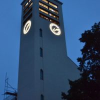 15. PRVNÍ ROZSVÍCENÍ VĚŽE A VĚŽNÍCH HODIN NA KOSTELE SV. VOJTĚCHA V Č. BUDĚJOVICÍCH