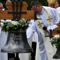 23. TUČAPY: svěcení nových zvonů