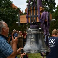32. TUČAPY: svěcení nových zvonů
