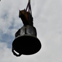 34. TUČAPY: svěcení nových zvonů