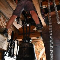 45. TUČAPY: svěcení nových zvonů