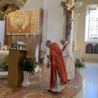 4. ČESKOBUDĚJOVICKÝ BISKUP UDĚLIL MEDAILE SV. AURACIÁNA