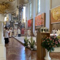 5. ČESKOBUDĚJOVICKÝ BISKUP UDĚLIL MEDAILE SV. AURACIÁNA