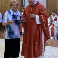 13. ČESKOBUDĚJOVICKÝ BISKUP UDĚLIL MEDAILE SV. AURACIÁNA