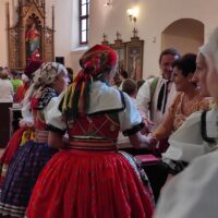 15. LOMNICE NAD LUŽNICÍ: Děkovná krojovaná mše svatá
