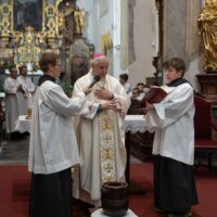 9. STRAKONICE: První mše svatá v kostele sv. Prokopa po rekonstrukci