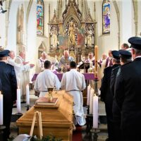 4. VELHARTICE: Pohřeb otce Jana Janouška