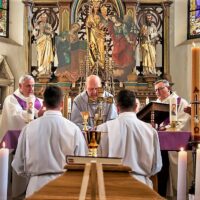 5. VELHARTICE: Pohřeb otce Jana Janouška