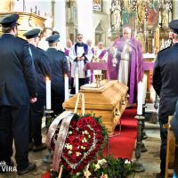 6. VELHARTICE: Pohřeb otce Jana Janouška