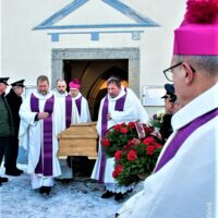 7. VELHARTICE: Pohřeb otce Jana Janouška