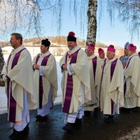 15. VELHARTICE: Pohřeb otce Jana Janouška