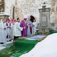 16. VELHARTICE: Pohřeb otce Jana Janouška