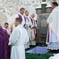 22. VELHARTICE: Pohřeb otce Jana Janouška