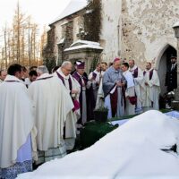 23. VELHARTICE: Pohřeb otce Jana Janouška