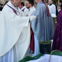 26. VELHARTICE: Pohřeb otce Jana Janouška